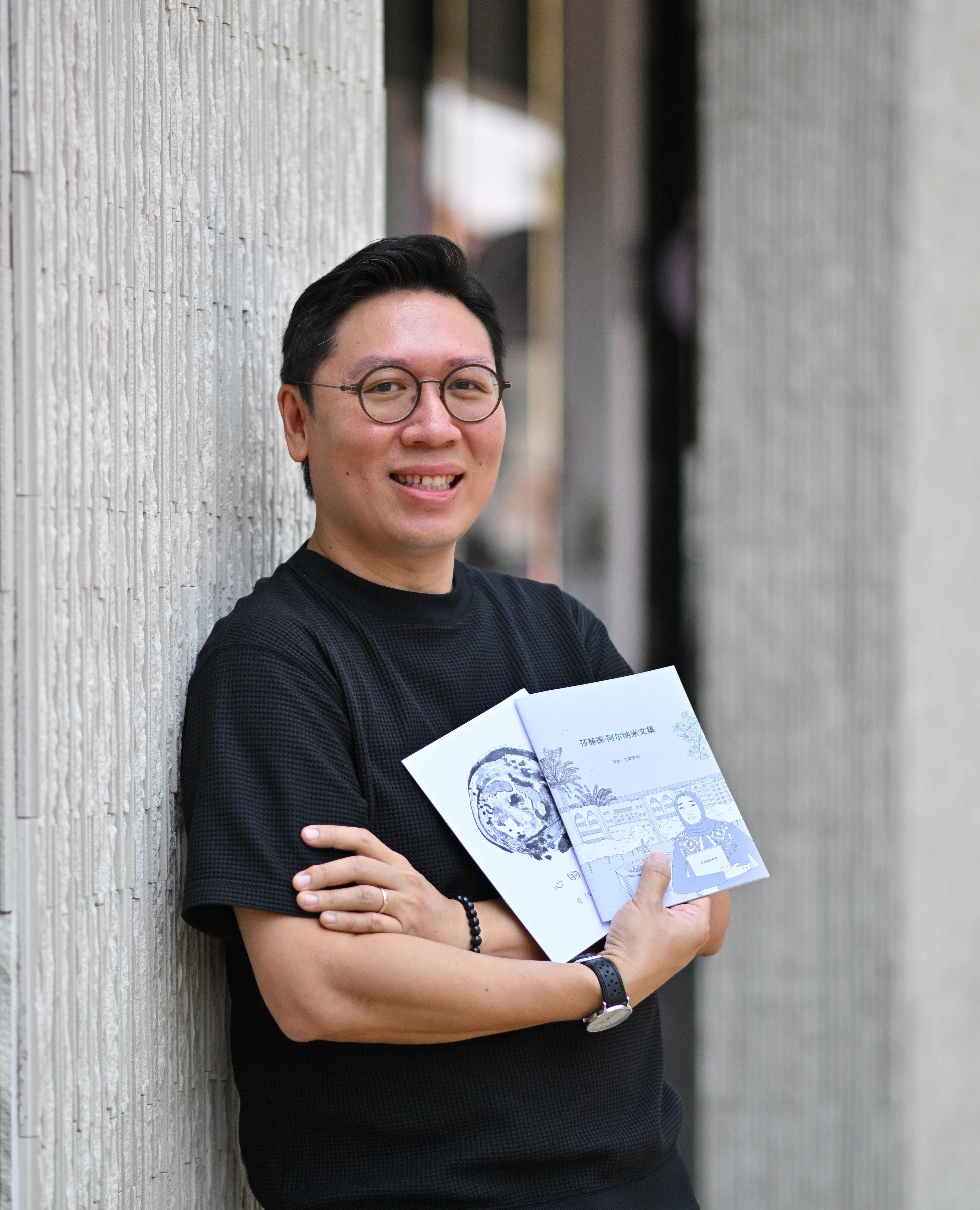 作为海岸线出版社的志工，王朝弘完成了《莎赫德·阿尔纳米文集》和《心的凝视》的中文翻译。（唐家鸿摄）