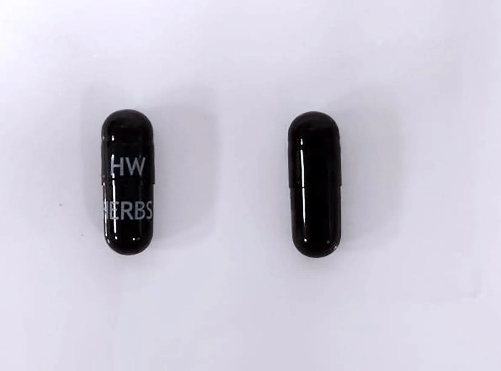 产品含有三种未申报的强效处方成分 ，包括两种强效类固醇地塞米松 （dexamethasone）和泼尼松龙（prednisolone），以及抗炎止痛药双氯芬酸（diclofenac）。（卫生科学局提供）