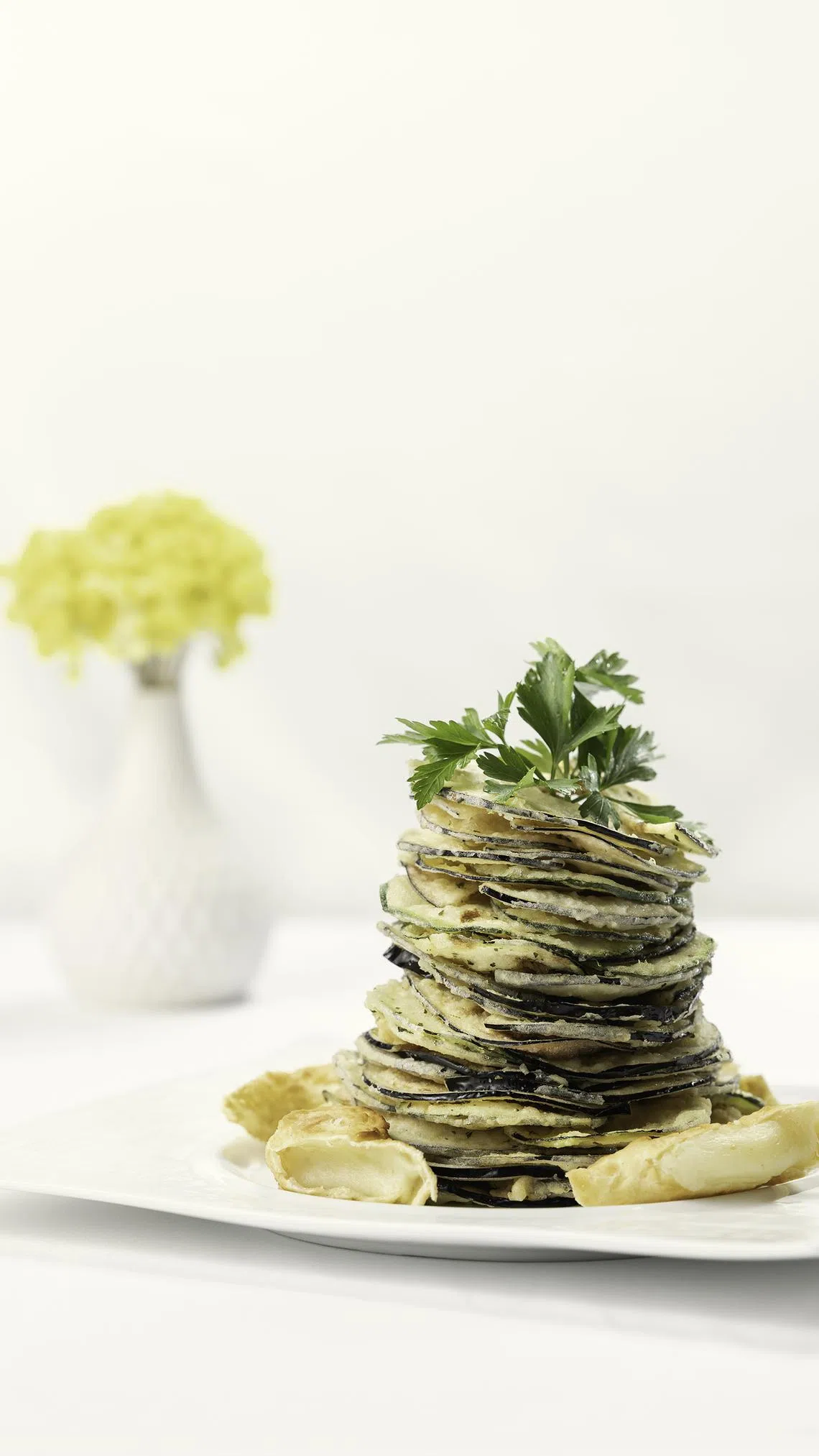 炸脆夏日南瓜和茄子薄片，爽脆可口。（餐馆提供）