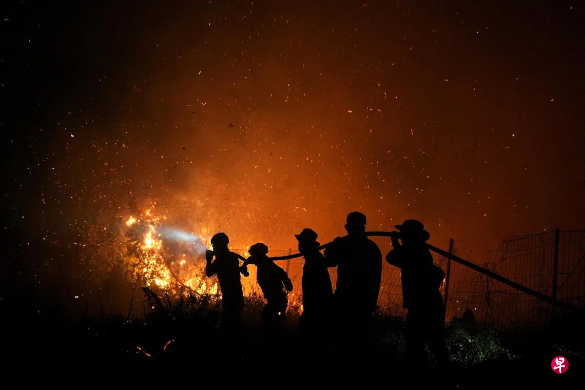 今年8月以来，印尼多地进入林火高发期，主要集中在苏门答腊和加里曼丹。图为9月8日，当地消防员在南苏门答腊省巨港奋力扑灭林火。 （路透社）