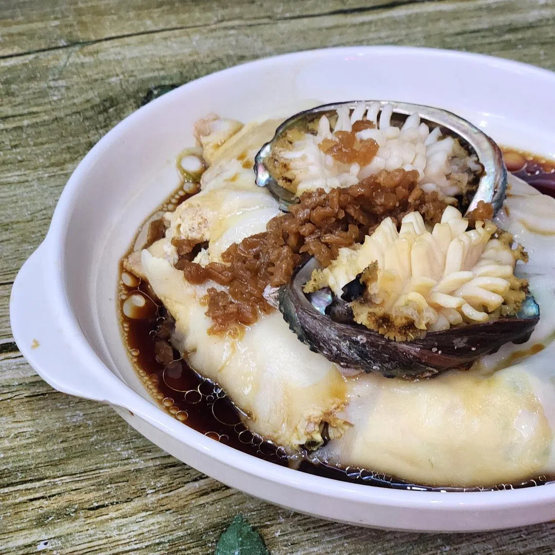 中国潮汕的街头肠粉加两只新鲜鲍鱼。（陈爱薇摄）