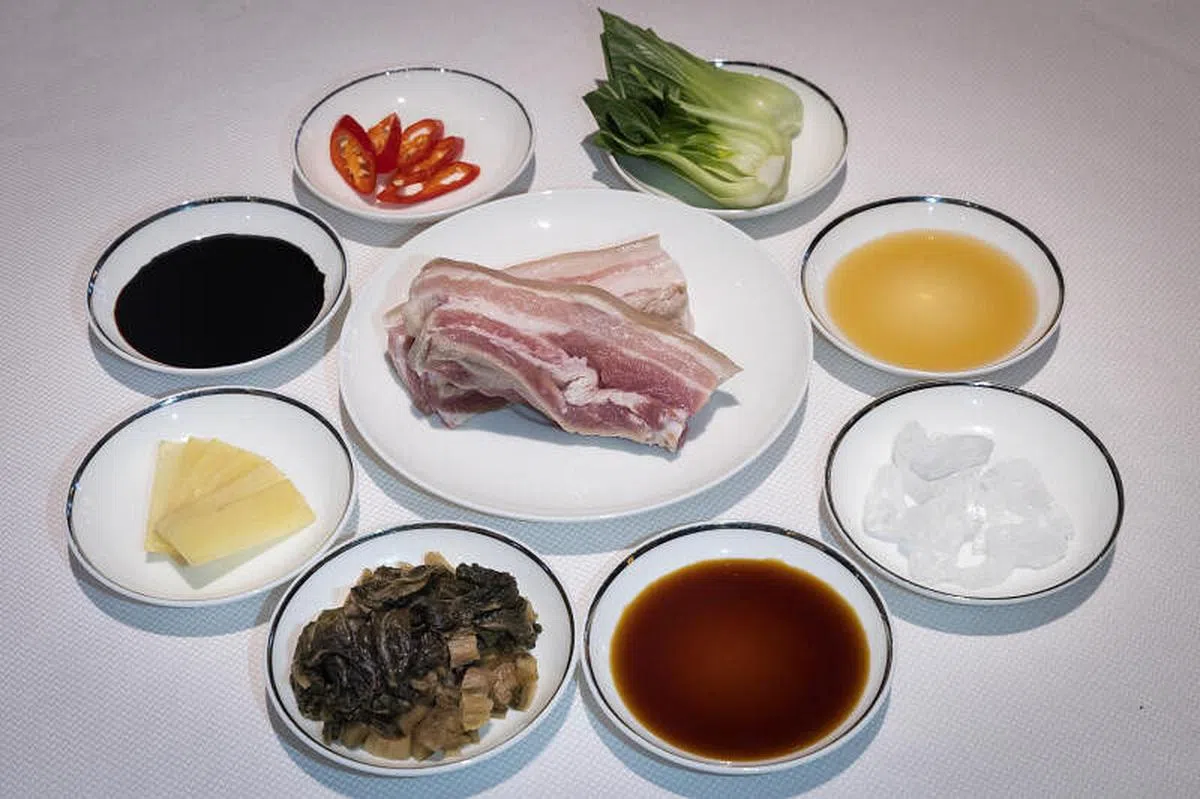 梅菜炆五花肉的材料。（陈来福摄）