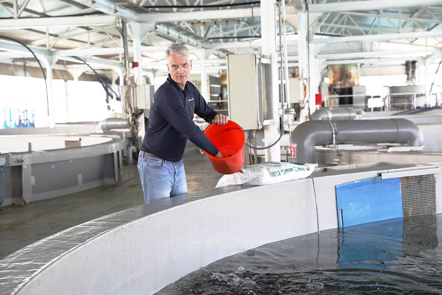 SAT总裁艾歇尔贝格尔在运营的浮动养鱼场，利用AI传感器与自动化系统实时监控鱼类健康和养殖环境。（新加坡食品局提供）