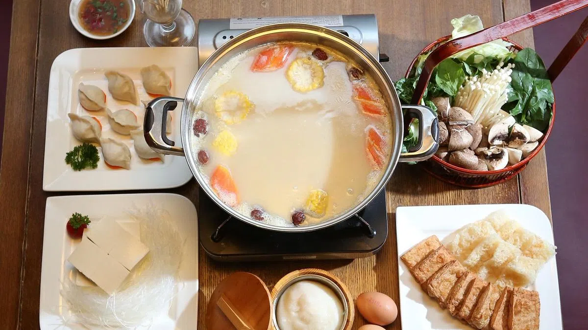 烫过肉和蔬菜的汤底味美浓郁，但喝下后很容易会摄取过量的钠。（档案照片）
