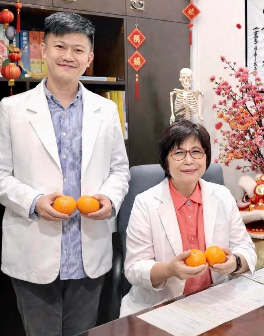 Pornsak（左）希望能继续在恩师陈美娥（右）的“庇护”下学习。（取自艺人IG）