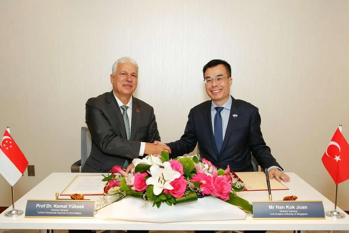 土耳其民航总局长于克塞克教授（左）与新加坡民航局局长韩国元（右）签署航空服务协定。（新加坡民航局提供）