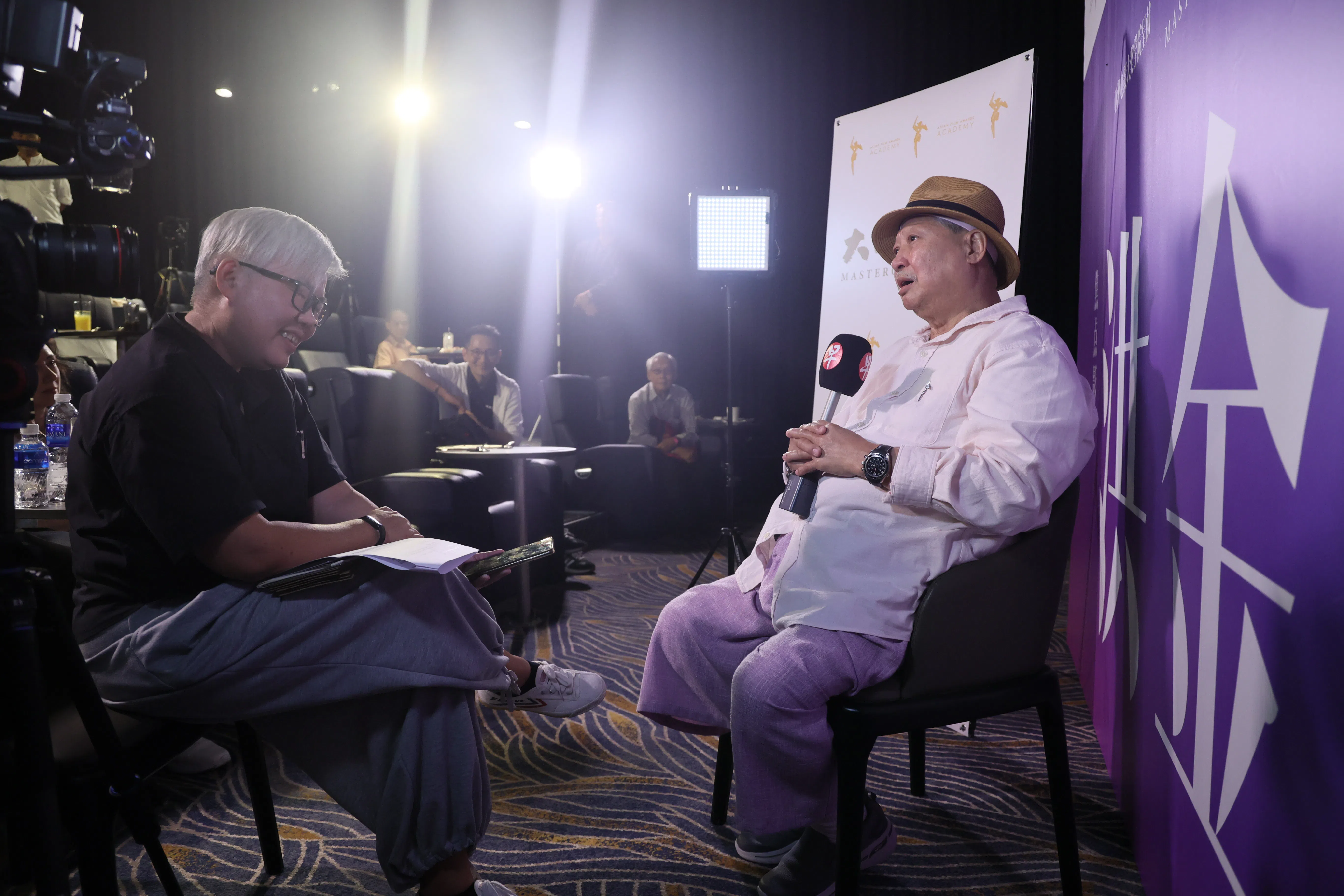 洪金宝接受《联合早报》专访，畅聊过去72年事业与人生的“七小福”历程。（卓祾祎摄）