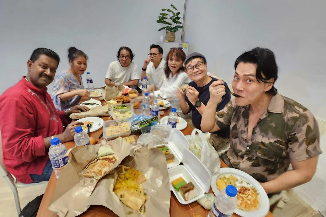 《愿你幸福》团队在开拍前聚在一起讨论工作，右二为池素宝。（雷米沙里提供）