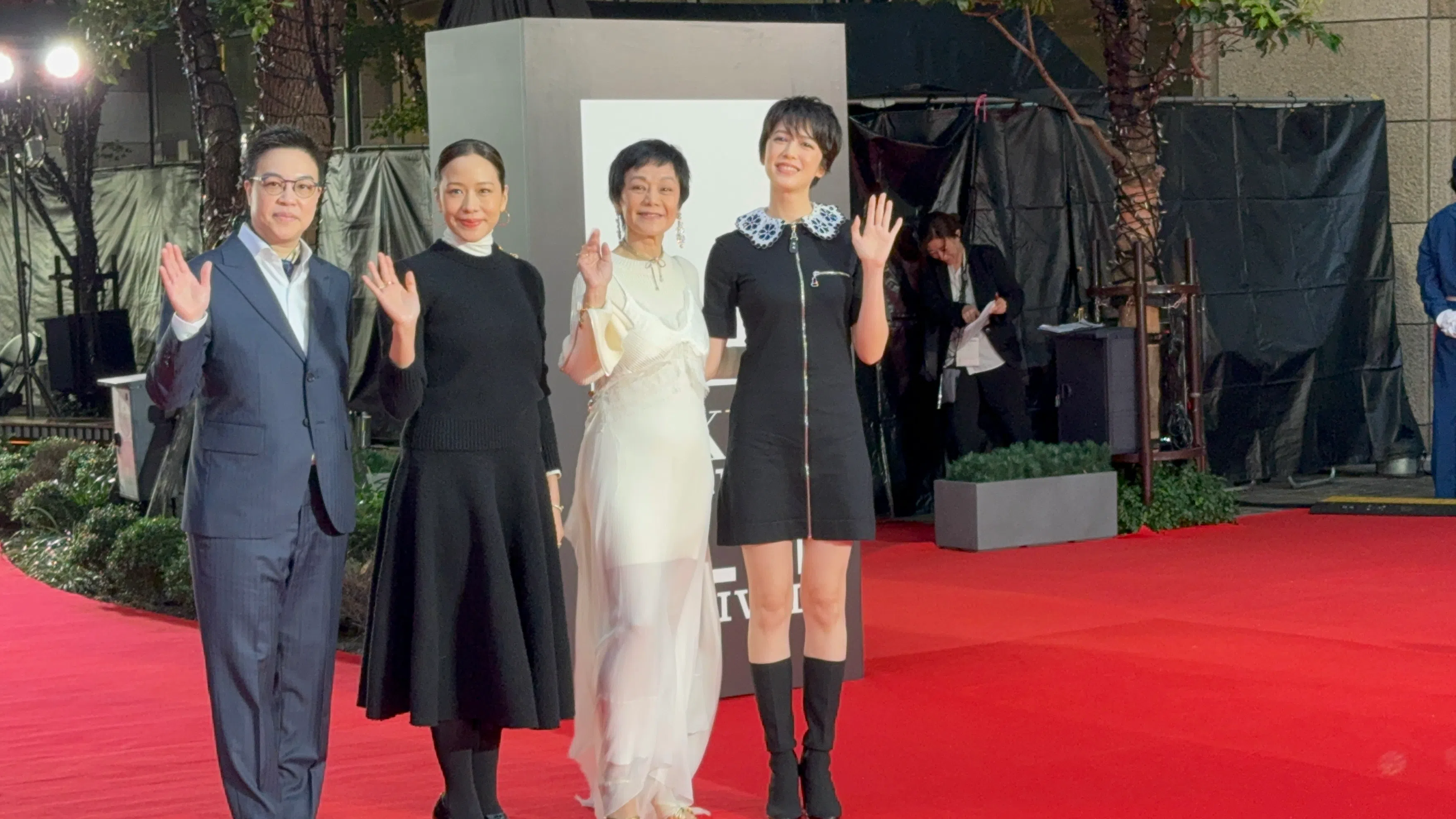 《女儿的女儿》导演黄熙（左起）、演员林嘉欣、监制张艾嘉、演员刘奕儿，一起走红地毯。（符祝慧摄）