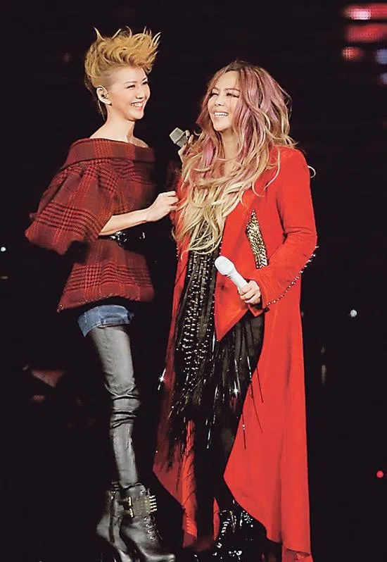 孙燕姿（左）和张惠妹（右）曾是同属华纳唱片公司的歌手。（互联网）