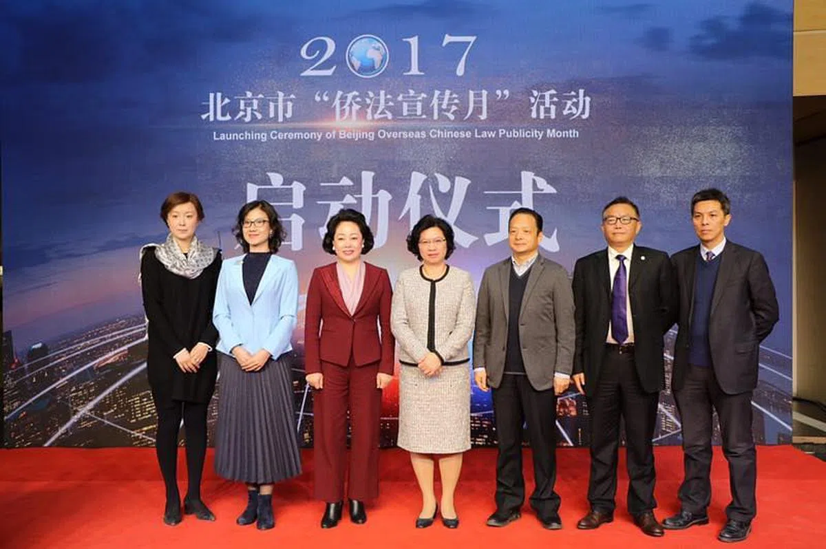 李贞驹律师行在推特账号“Christine Lee & Co”上贴出她参加北京市“侨法宣传月”活动启动仪式的照片。（推特）