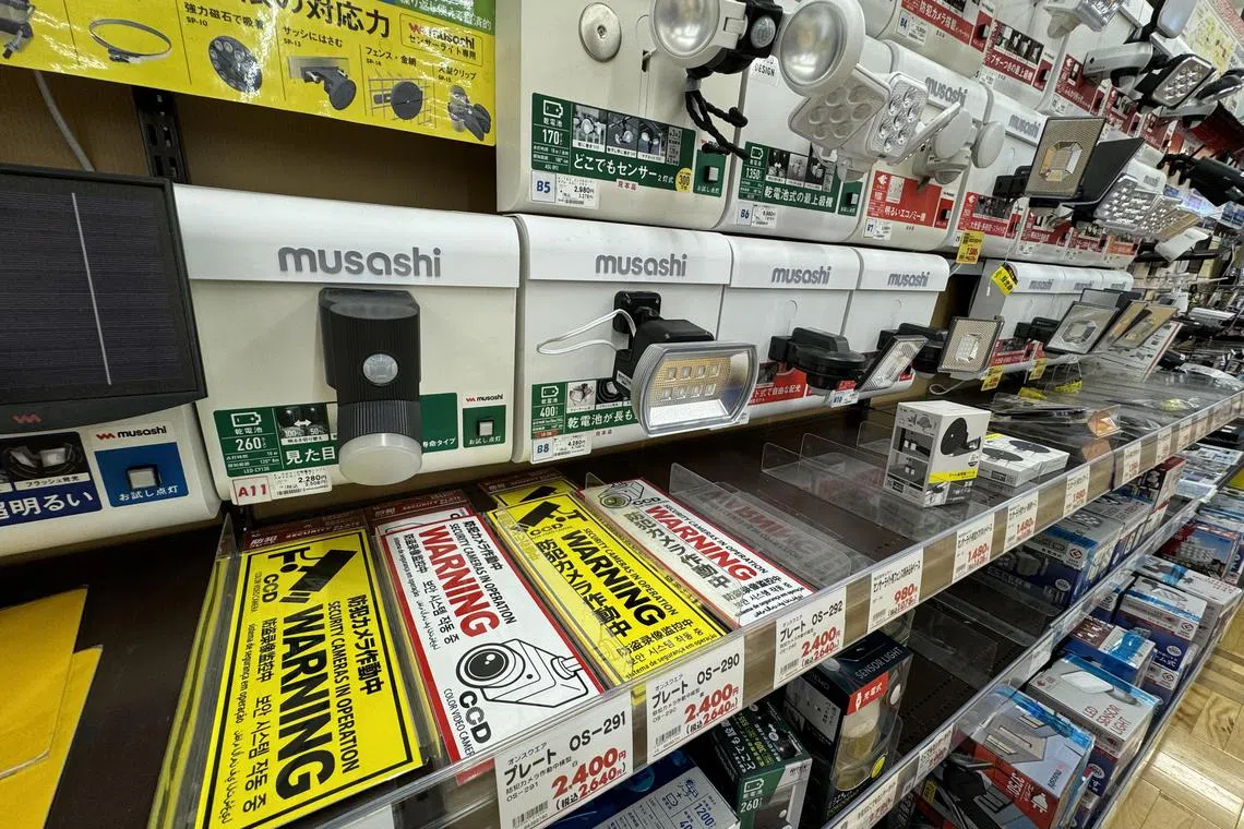 日本的防盗贴纸热销，警告人们此处有监视器。（符祝慧摄）