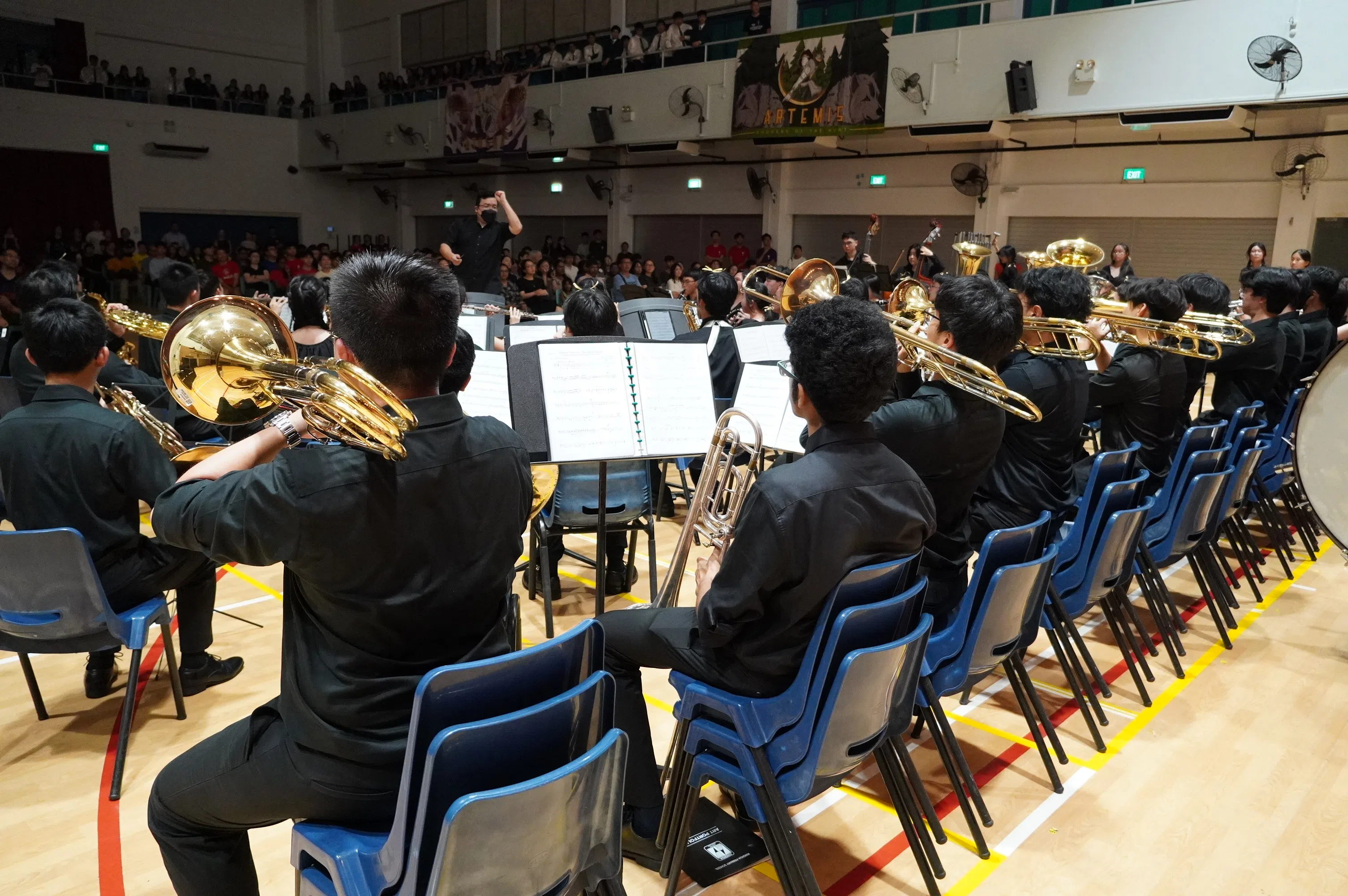 铜管乐队以磅礴乐声演奏两首曲目，最后以校歌带动全场合唱，为演出画下句点。（安德逊实龙岗初院提供）