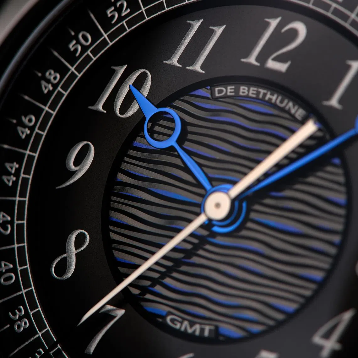DB Kind of Two GMT腕表的现代设计面，以中心跳秒为焦点，配合立体桥板和微光打磨，赋予机械机芯建筑般的张力。（De Bethune提供）
