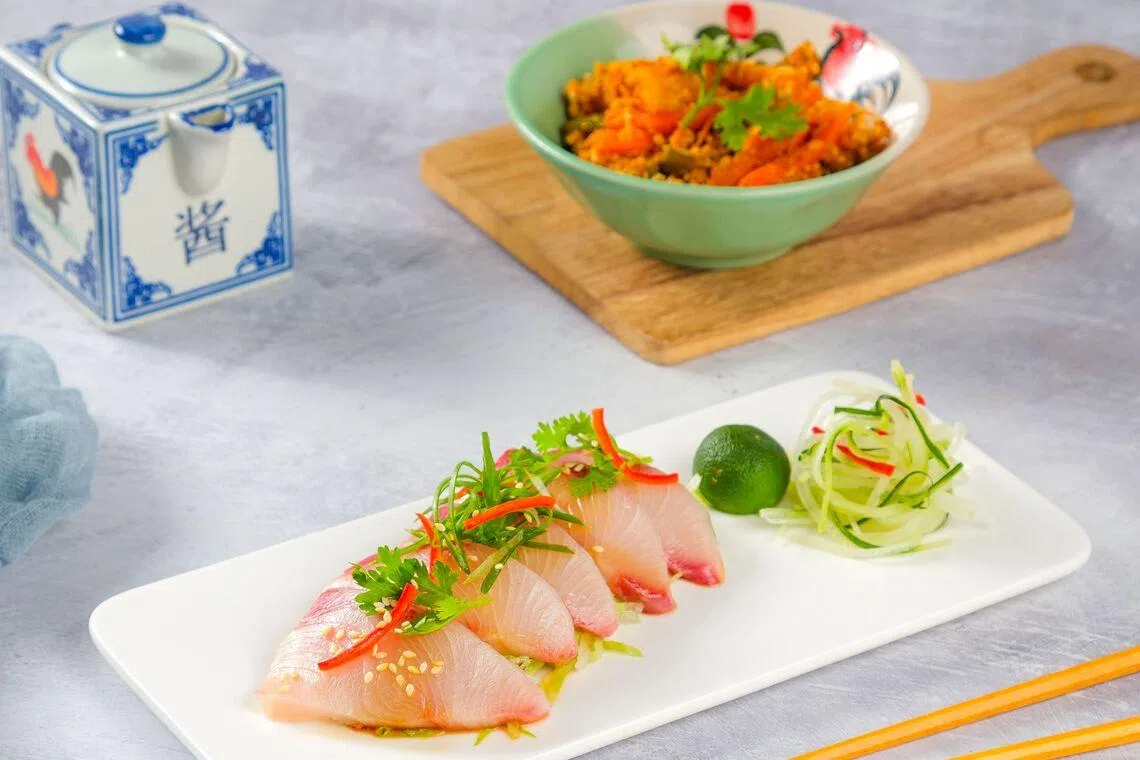 前菜酸柑汁腌黄鳍鲷生鱼（前）和娘惹阿渣。（餐馆提供）