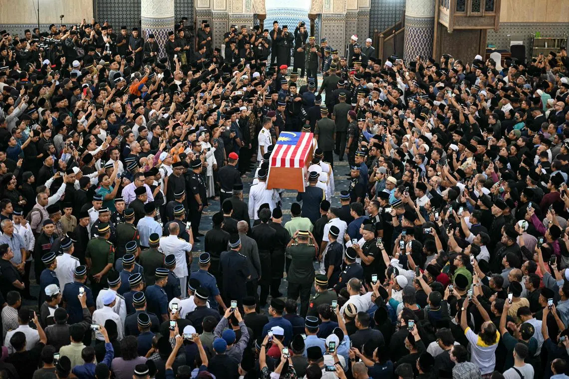 马来西亚政府星期二（4月15日）在吉隆坡国家回教堂为阿都拉举行国葬，首相安华和多名前首相到场参加仪式，主要政党领袖及公众也到场致哀。（法新社）