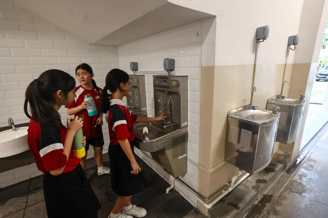 学校陆续增设饮水机，以鼓励并提醒学生多补充水分，以免炎热脱水。目前校内各处共有15台饮水机。此外，学生也可穿更凉爽快干的有领汗衫代替正式校服来校上课。（陈渊庄摄）