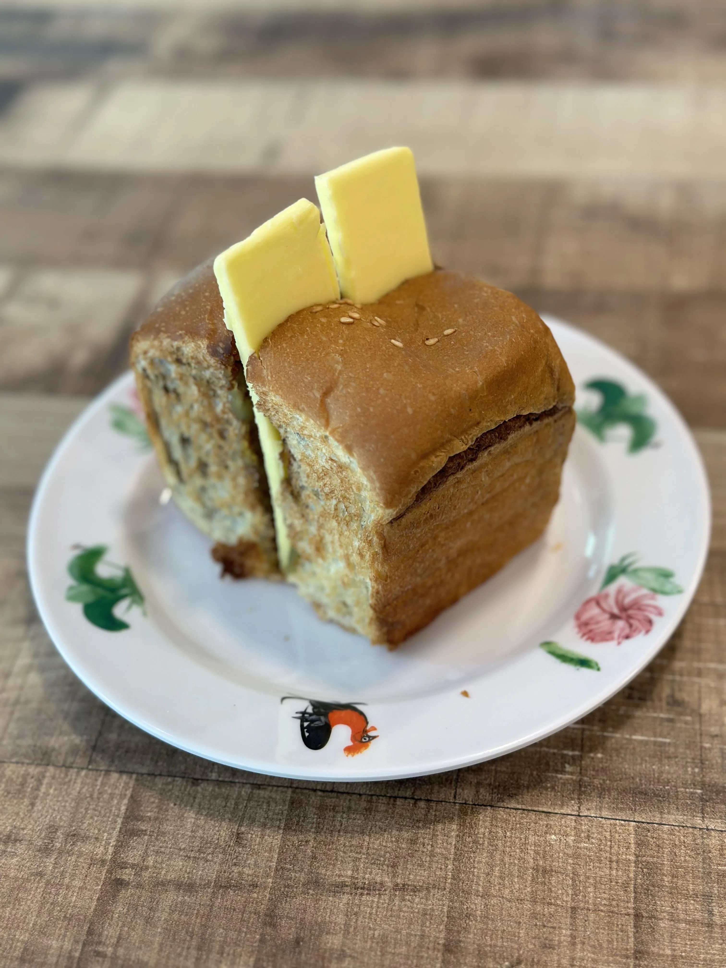 鸳鸯软心包松软香甜，灵感来自本土饮料“牛油咖啡”。（叶晓虹摄）