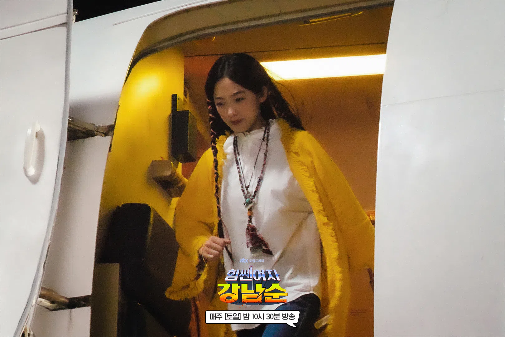 姜南顺踢开机舱门，一跃而下徒手拦下失控的飞机。（取自JTBC脸书）