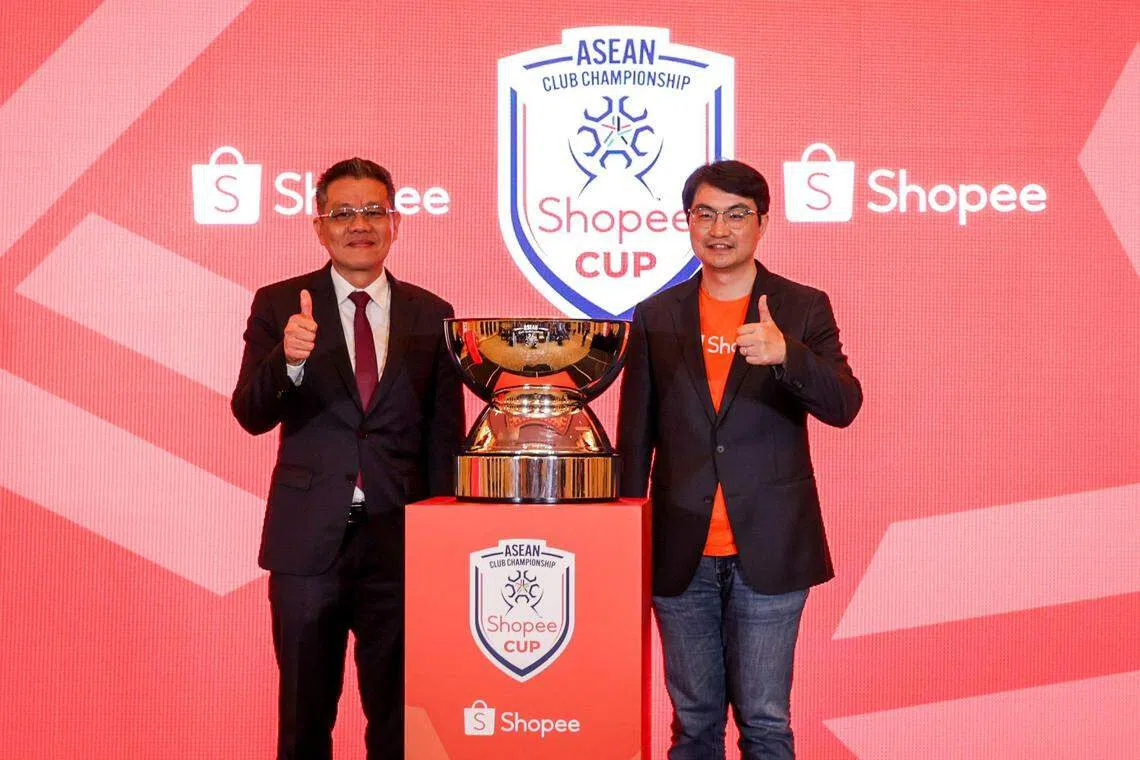 虾皮将成为亚细安球会锦标赛的冠名合作伙伴。右为虾皮首席商务官周俊杰，左为亚细安足联会长萨梅特。（叶振忠摄）