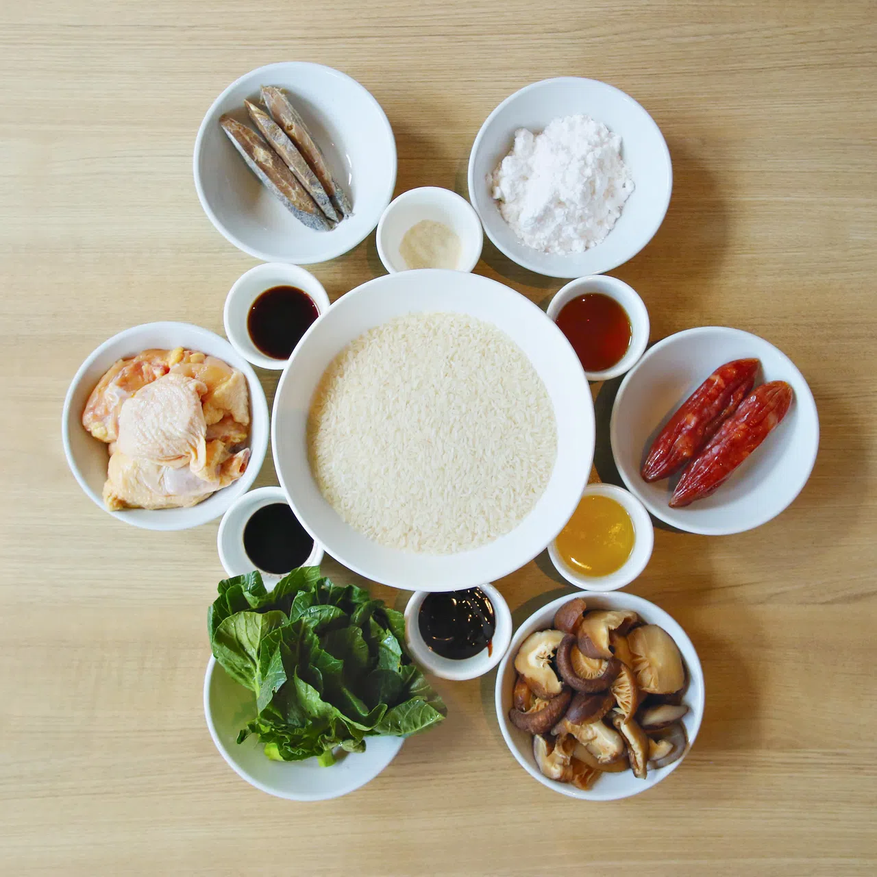 烹煮砂煲鸡饭所需食材。（李姿仪摄）