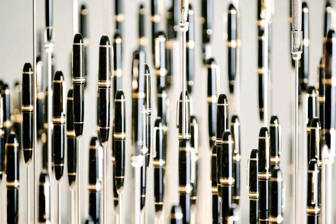 由261支不同年代万宝龙钢笔设计的“笔山”，展示品牌丰富书写历史。（万宝龙提供）