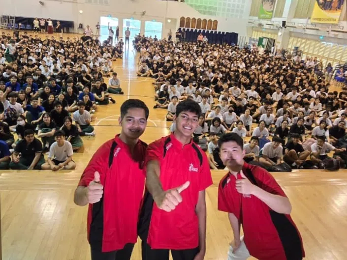 赛车手Rishab Jain（左起）、Kabir Anurag以及何宗宪在活动结束后，与丰嘉全体大合照。（丰嘉中学提供）