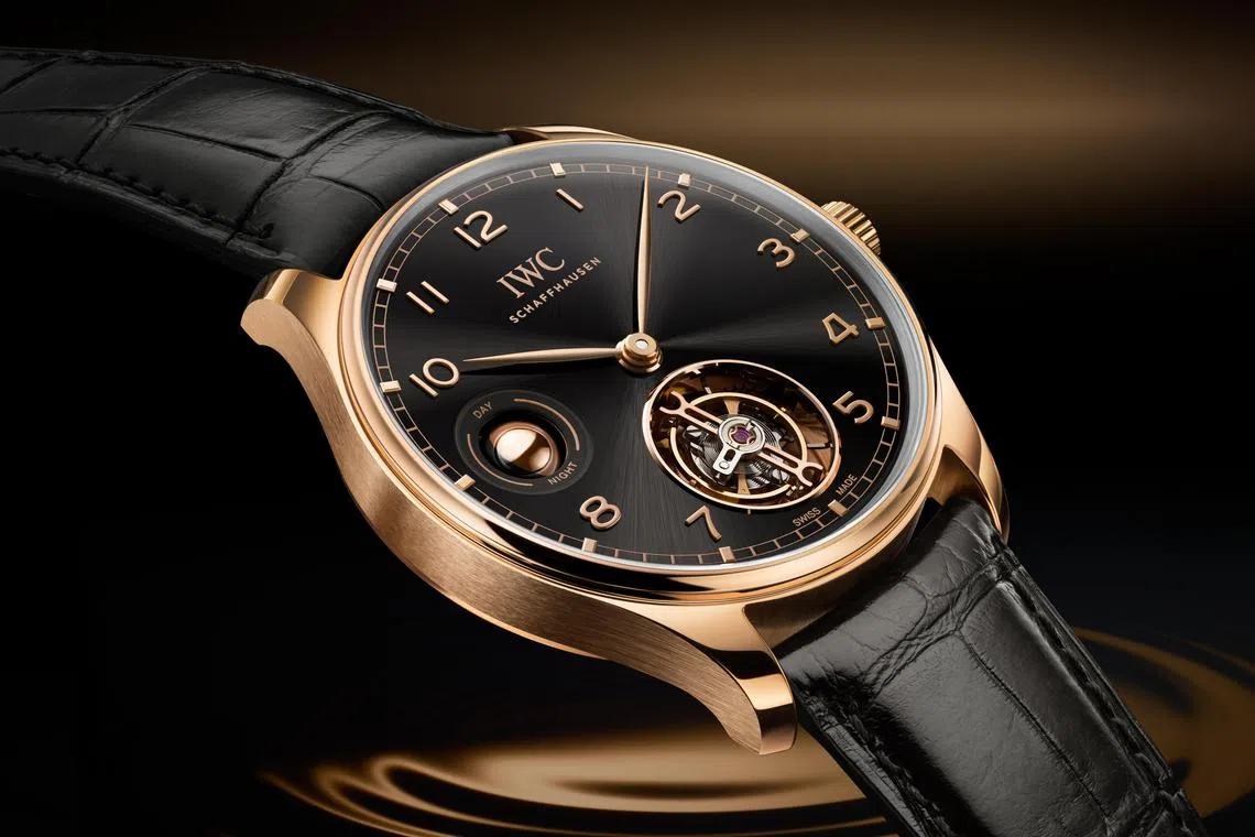 配有昼夜显示功能的葡萄牙系列手动上链陀飞轮腕表，在6点钟位置有个飞行分钟陀飞轮。（万国表提供）