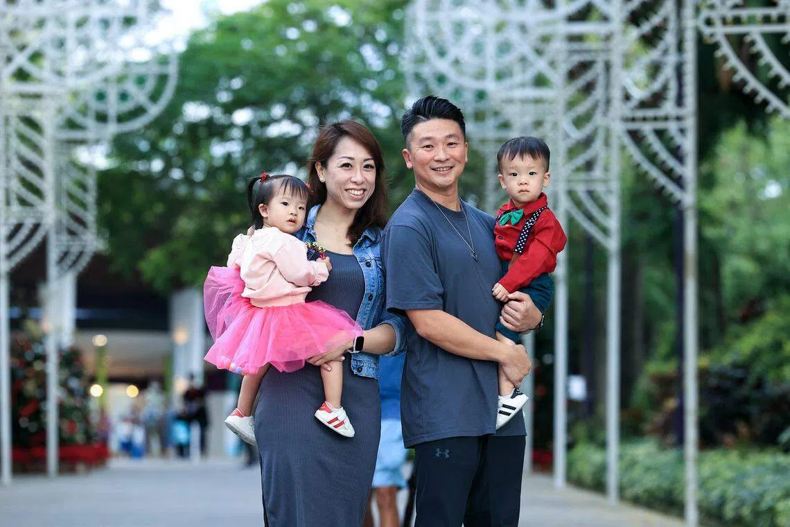 滨海湾花园第一亿名访客余国专（右）与妻子陈玮琳（左）育有一对22个月大的龙凤胎，他们一家四口是花园里的常客，11年来，滨海湾花园陪伴他们从热恋走向阖家幸福。（吴先邦摄）