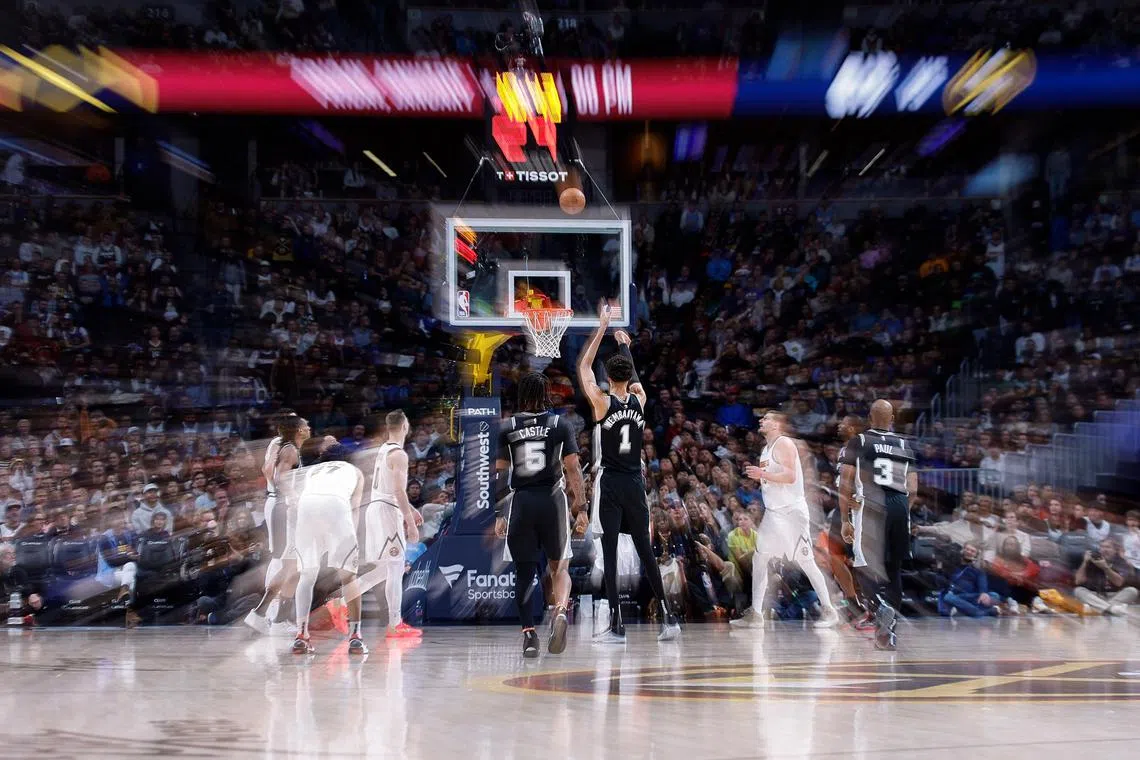 文班亚马（1号）在生涯第100场NBA球赛凯旋。（路透社）