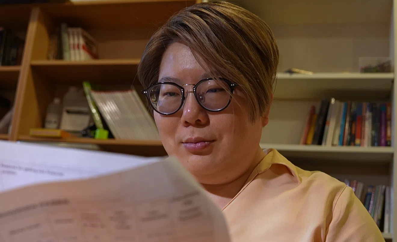 据亚杜兰生命辅导中心解决方案和案例管理组长谢素娟观察，近年来因受骗而背上庞大债务的个案日益增多。（视频截图）