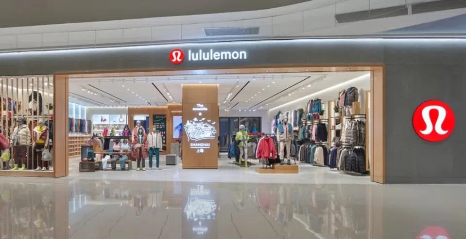 美国贸易关税将给Lululemon带来额外成本，让它的业绩雪上加霜。根据它上个财政年的年度报告，Lululemon有超过80%的产品是在亚洲国家生产。（档案照片）
