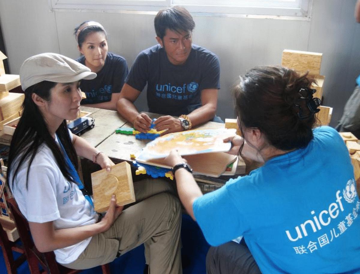 杨采妮、杨千嬅和古天乐随联合国儿童基金会到四川探访灾民。（图/互联网）