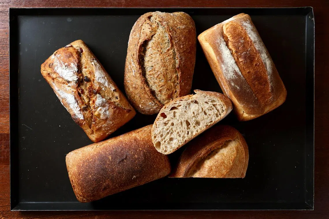 Baker’s Bench Bakery面包咖啡馆的畅销酸种面包，有原味酸种面包、杂粮酸种面包和全麦酸种面包。（龙国雄摄）