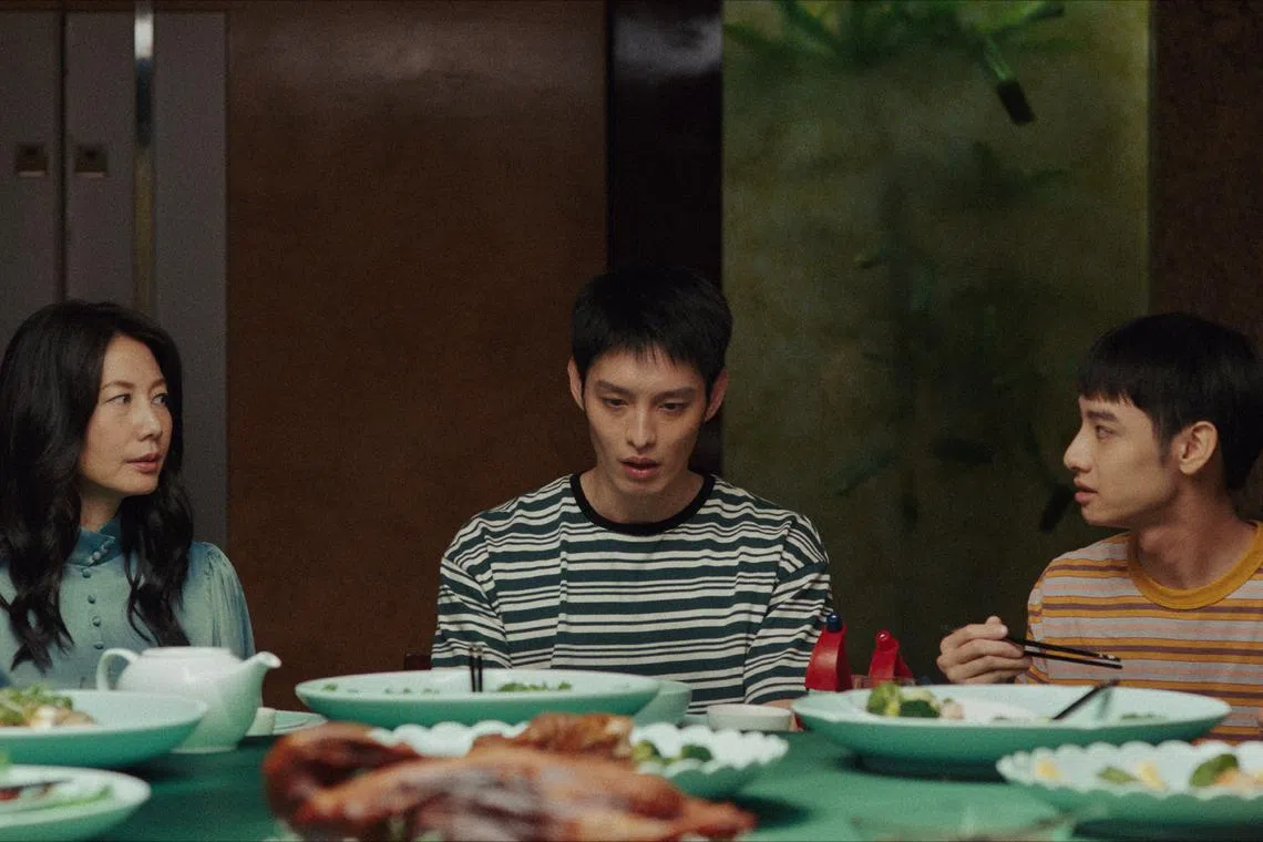 台湾资深女星丁宁（左起）饰演曹佑宁和刘修甫的妈妈。（嘉华院线提供）