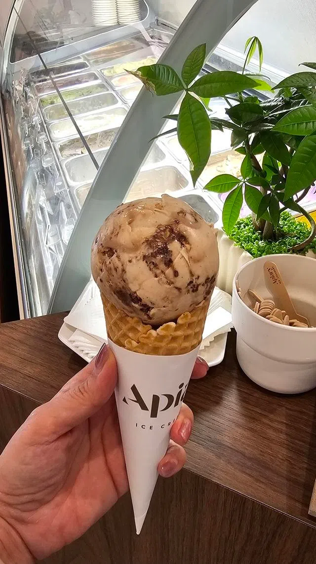 榛果巧克力雪糕，细腻顺滑中夹杂轻微颗粒感，香醇浓郁。（黄亿敏摄）