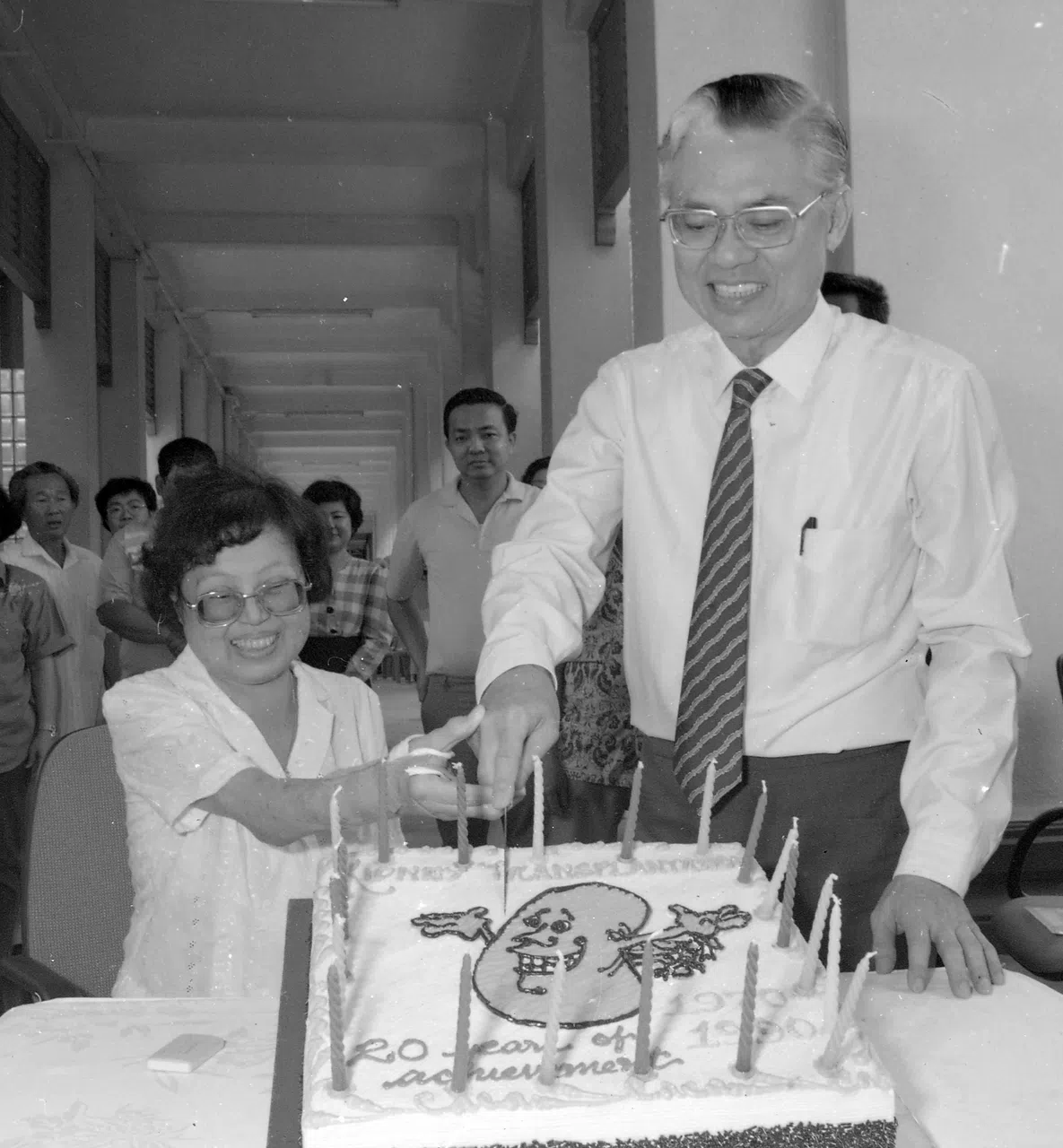 揭秀英在1990年与当年替她动肾移植手术的曾广陶教授喜重逢。揭秀英后来于1992年因其他疾病去世，当时她的肾功能依然良好，是当时本区域存活最久的换肾病人，活了22年。（档案照片）