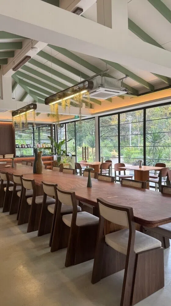 餐馆中央的共享长桌，成为食客围坐交流的中心。（餐馆提供）