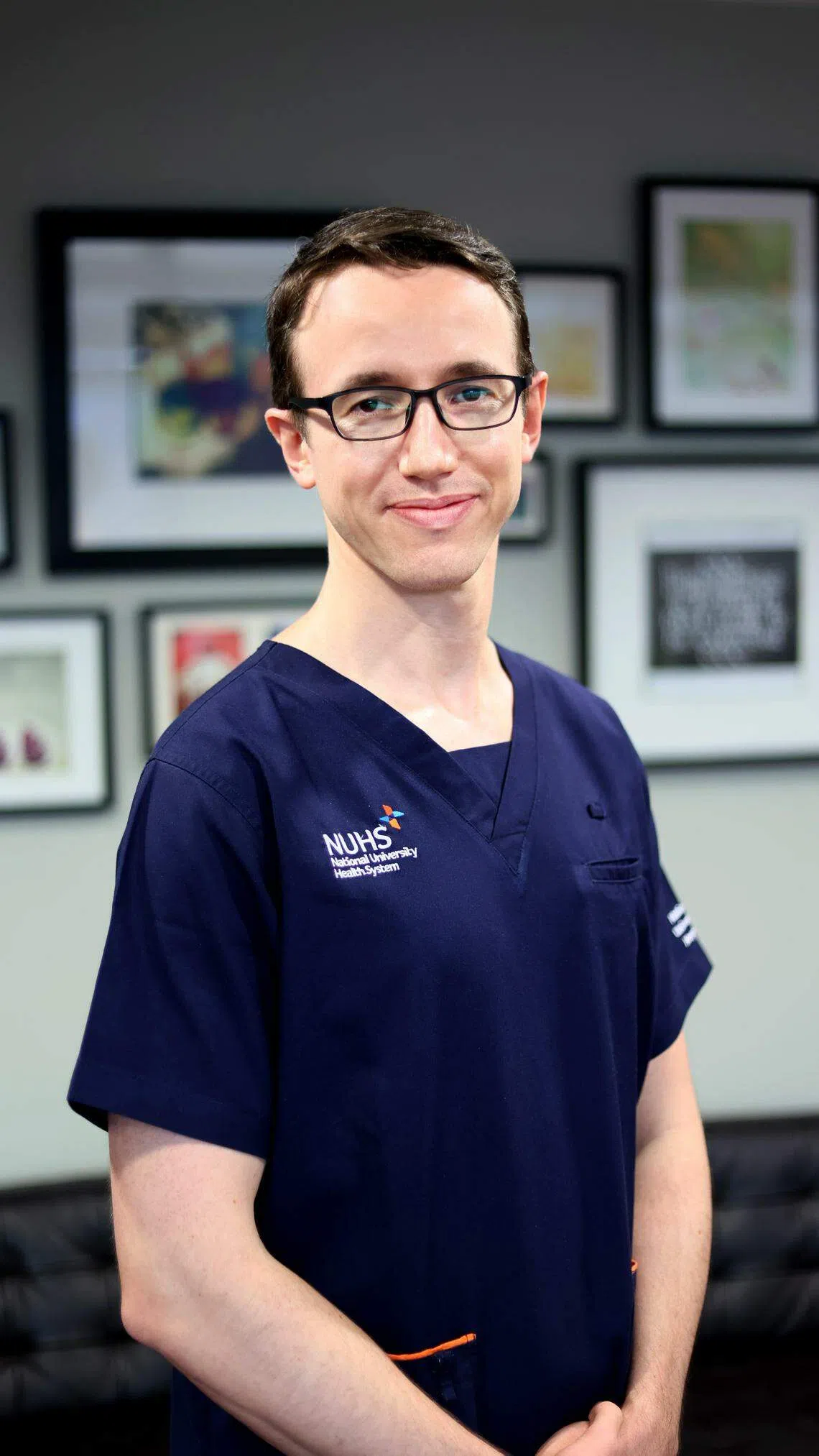 罗伯特医生建议癌症患者与医生讨论治疗方案，若有经济困难，可由医生转介给医疗社工协助。（龙国雄摄）