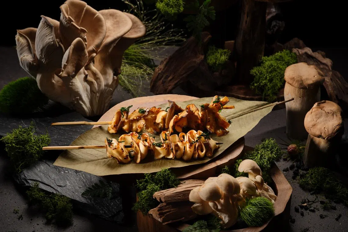 野菌菇朴叶烧将多种野生菌菇串起炭烤，再刷上照烧酱。（餐馆提供）