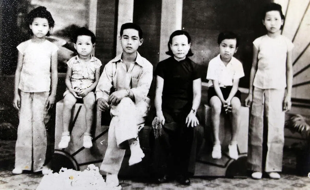 云昌凑（右二）和两个姐姐、一个妹妹，以及父母合照。（云昌凑提供）