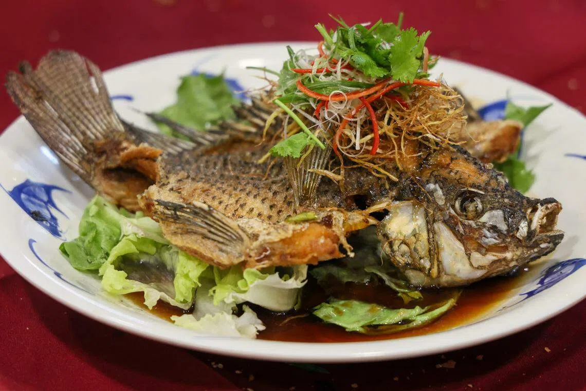 油浸煮法使鱼肉更扎实。（卓祾祎摄）