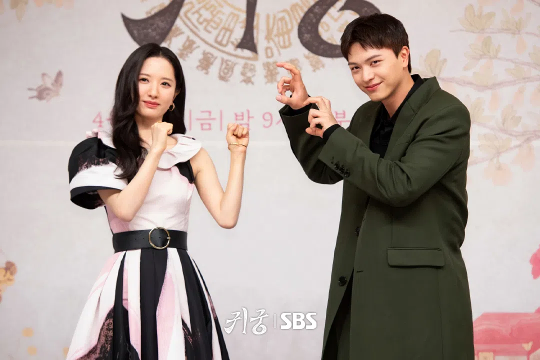 陆星材（右）和苞娜15岁时便结识，多年好友首次合作。（取自SBS Drama脸书）