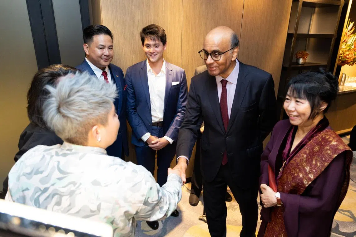 尚达曼总统（右二）和夫人珍一藤木（右一）与陶李寒暄，新加坡泳联会长蔡荣俊（后左一）和上个月退役的约瑟林（后左二）。（关俊威摄）