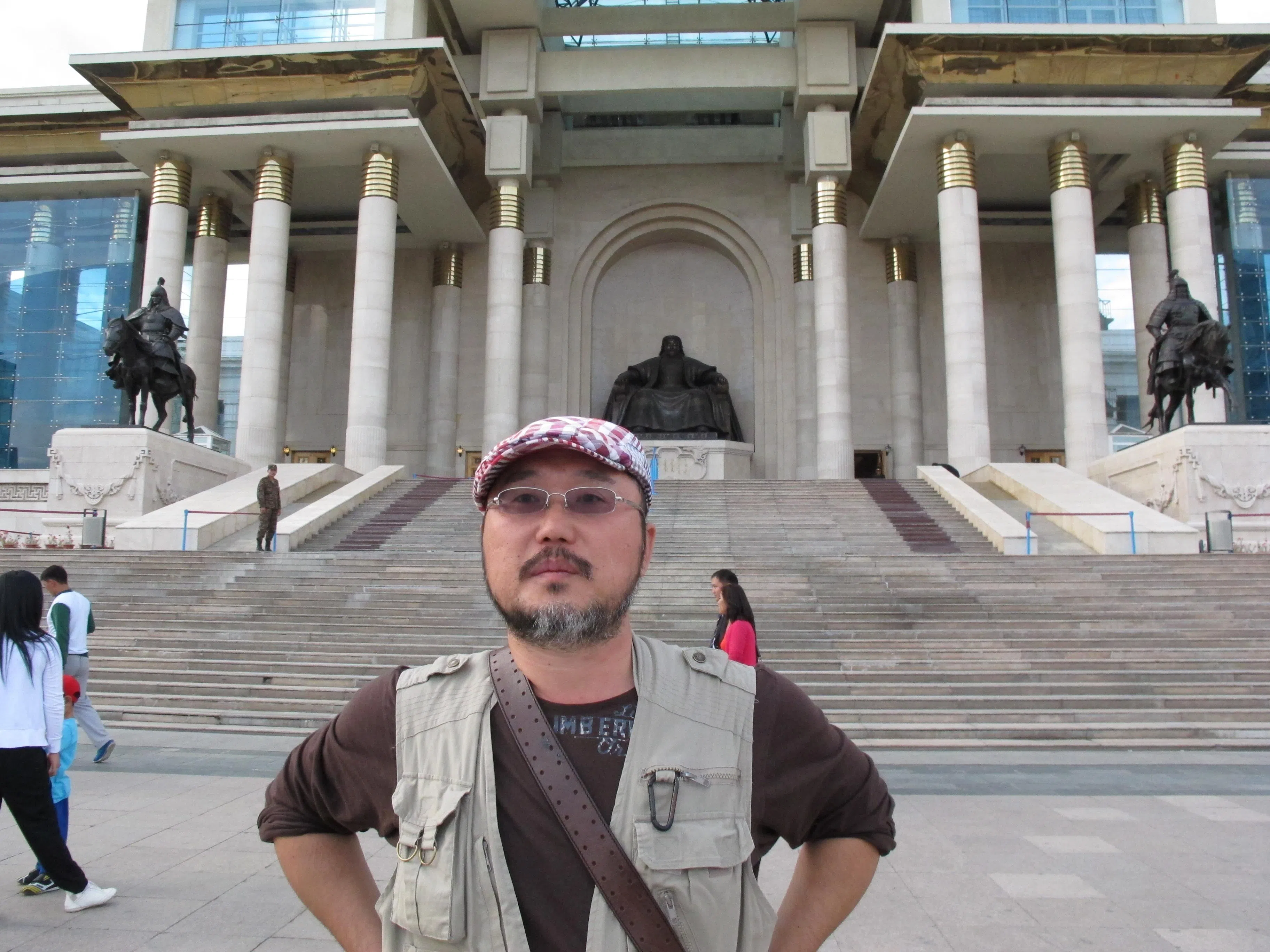 巴特尔认为蒙古召唤他的不仅是草原荒漠和祖先的英灵，也有美食诱惑和朋友的期盼。（受访者提供）