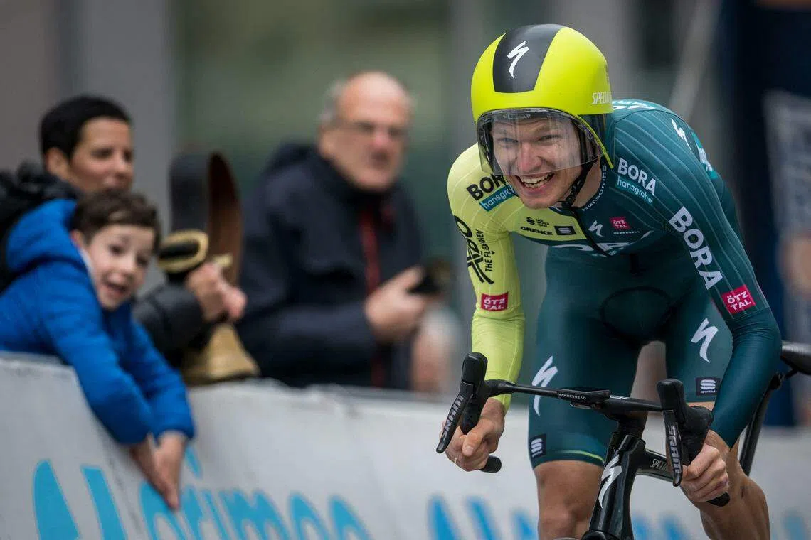 俄罗斯选手弗拉索夫（Vlasov）在2024年4月23日环法脚车世界巡回赛的预赛中骑行。他获得过2021年环意赛的第四名，他的名字也在初选名单中出现。（法新社）