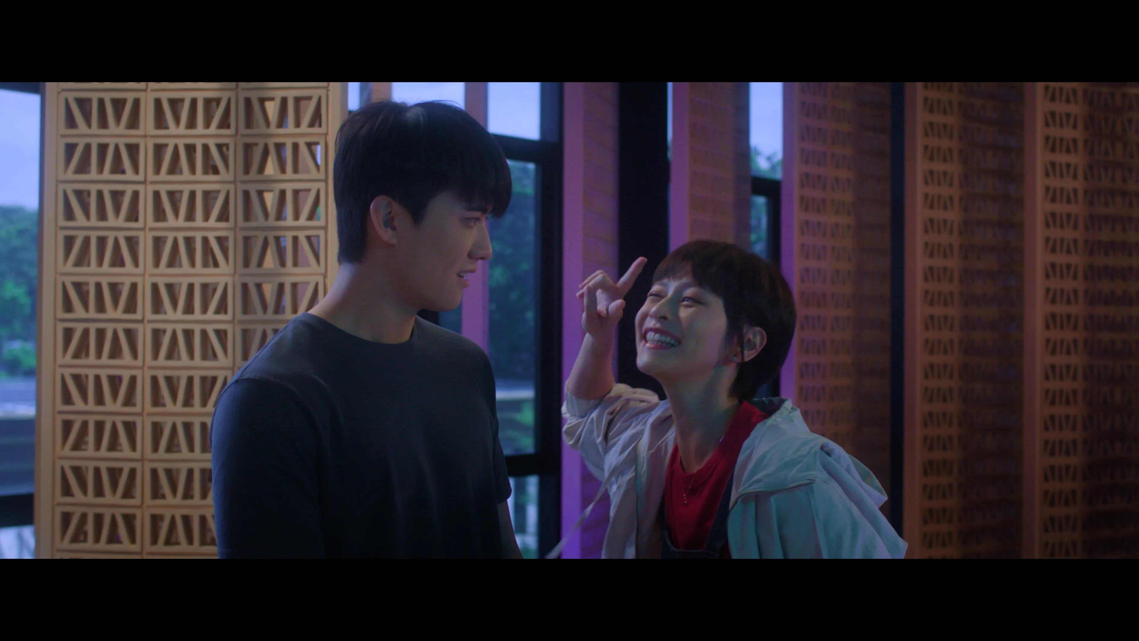 张哲通和何盈莹在戏里上演一段“人狗恋”。（新传媒提供）