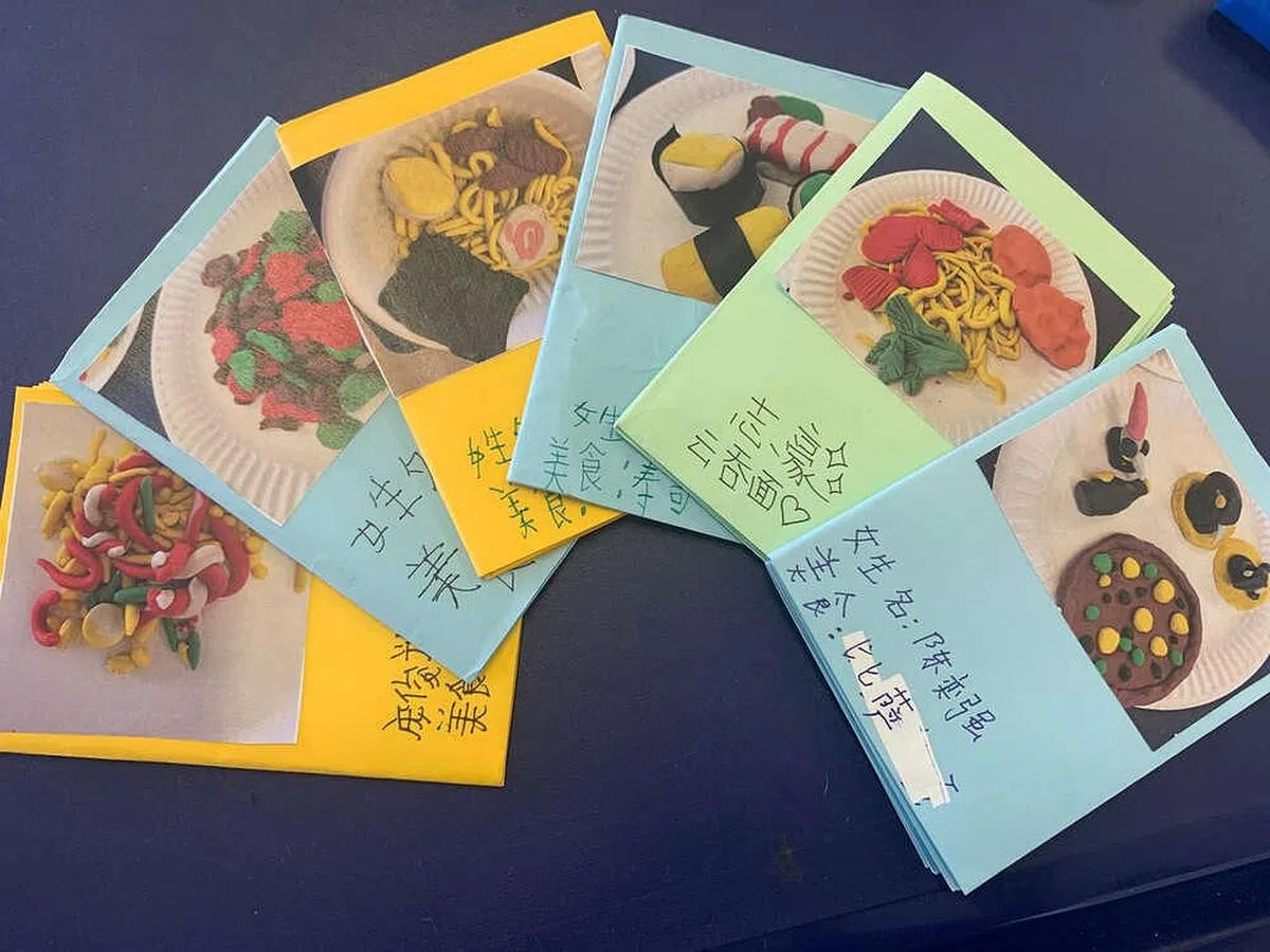 陈利婷老师让学生动手用黏土作成食物，让他们写下食物的制作过程，学习华文。