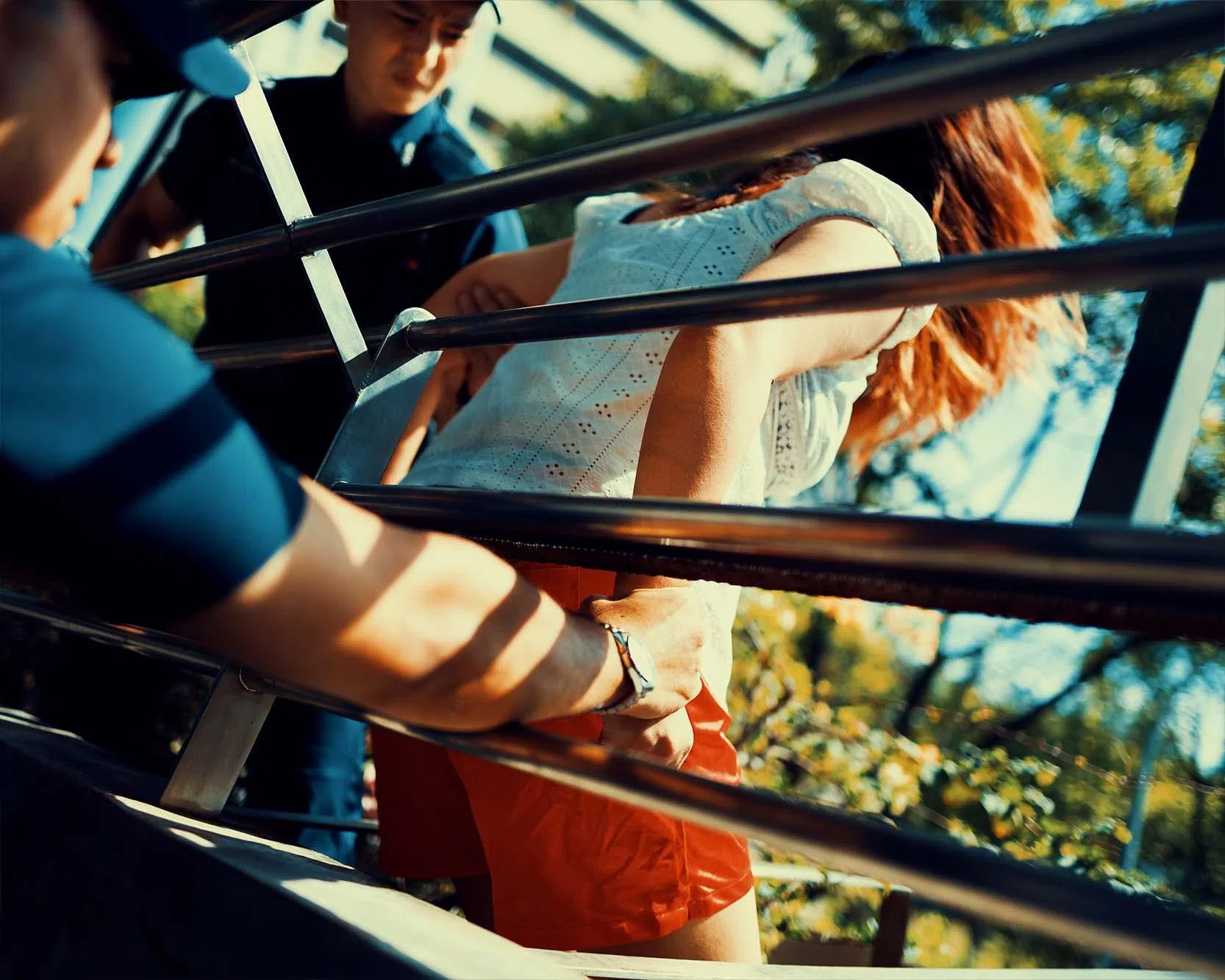 谢队长越过围栏进行救援，千钧一发之际将欲轻生的妇女从行人天桥上救下。（新加坡警察部队提供）