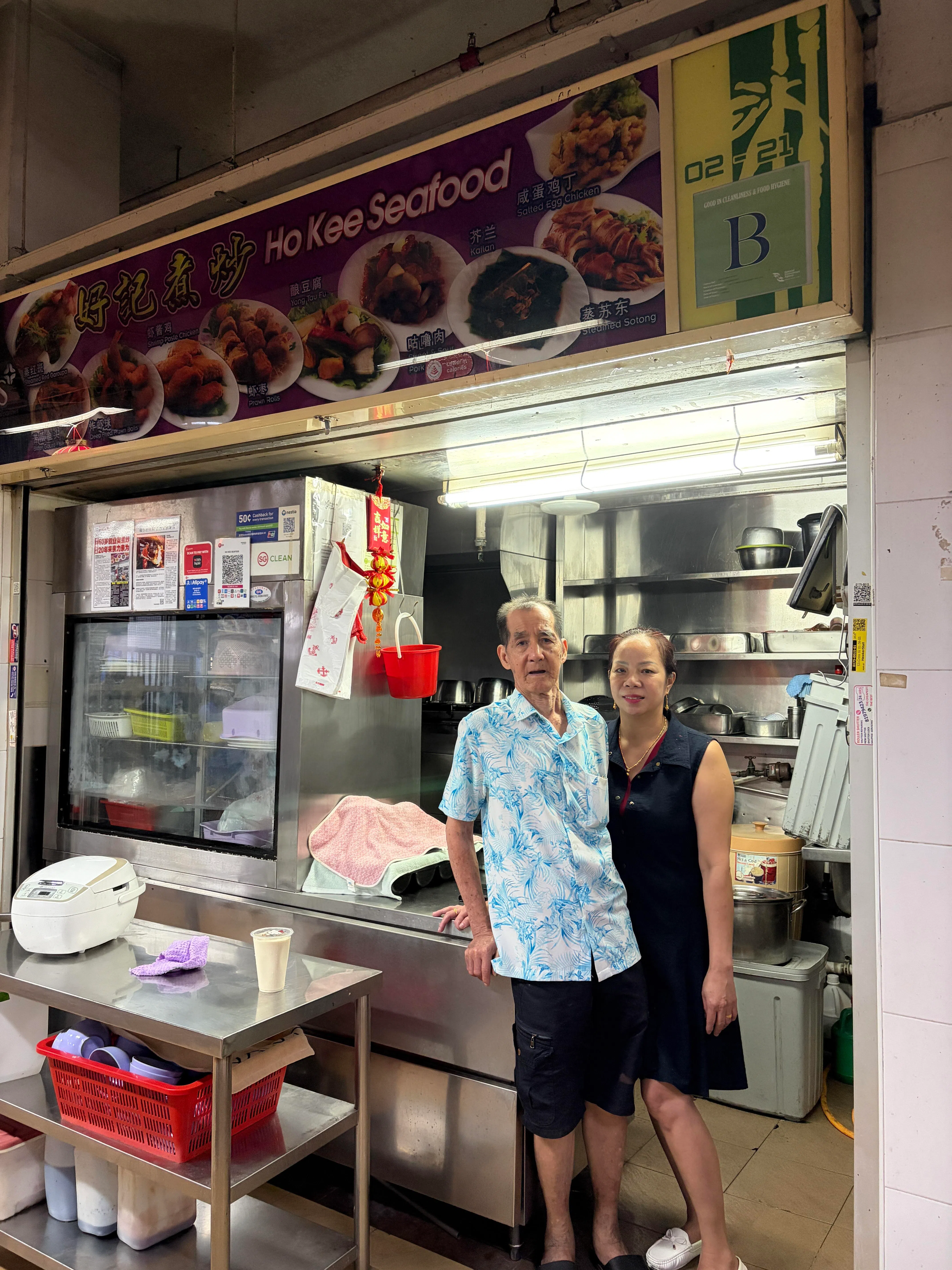 张坤源在妻子过世后前往泰国散心，邂逅索瓦妮，后在2002年续弦。两人自此一同经营好记煮炒，至今已20余年。（董柏汝摄）